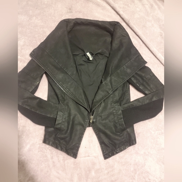 Black Leather jacket size 4 - Picture 1 of 3